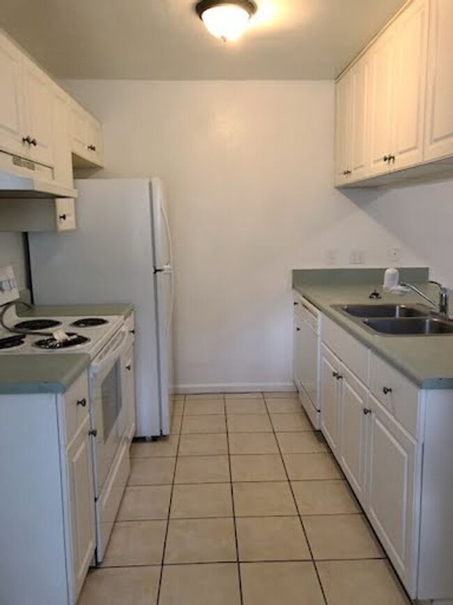 Building Photo - FOR RENT - Spacious 3BR/3BA Townhome!