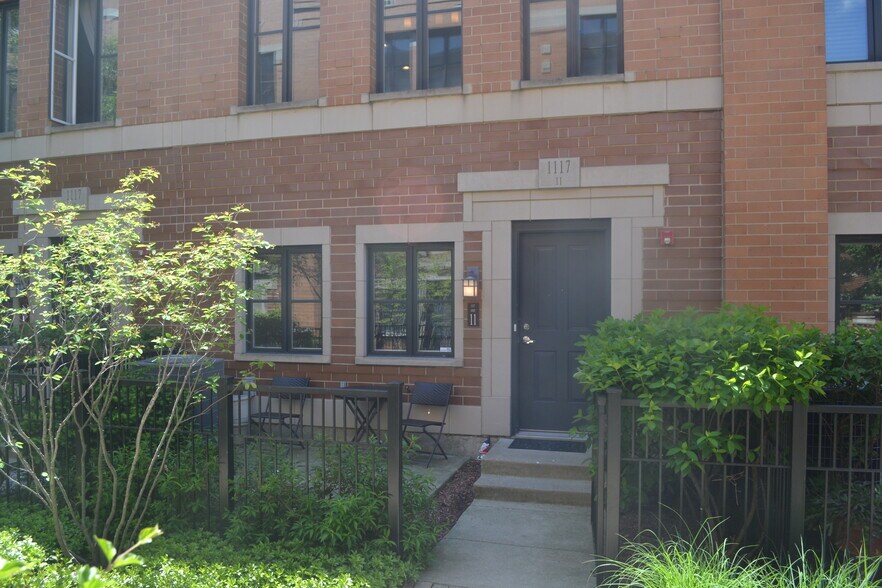 Building Photo - 1117 W Monroe St