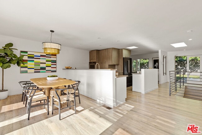 Building Photo - 2753 La Cuesta Dr