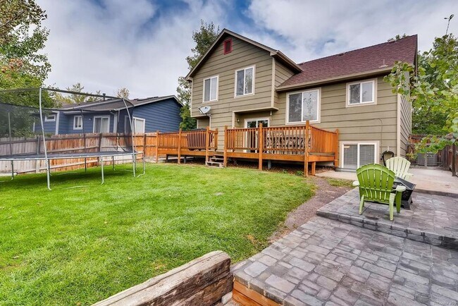 Building Photo - GREAT LOCATION! New LVP and Carpet - WON'T LAST LONG!