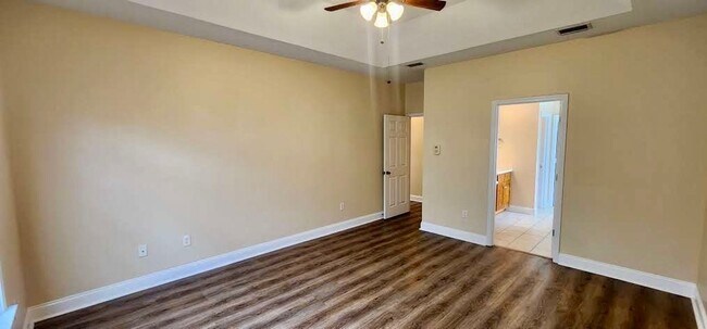 Building Photo - Great Home and Location-Available Now!