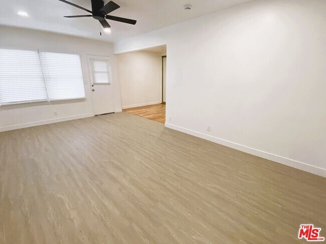 Building Photo - 2616 S Barrington Ave