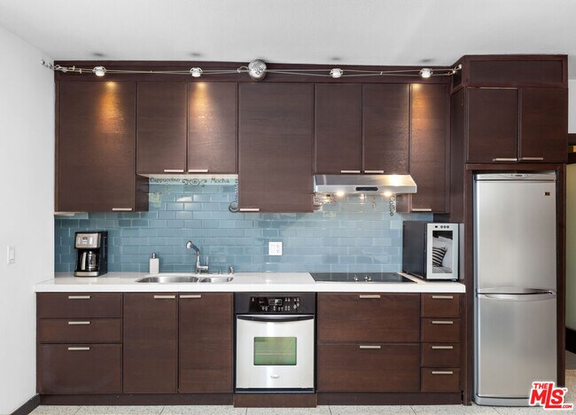 Building Photo - 999 N Doheny Dr