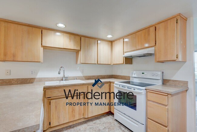 Building Photo - 3 Bed 2 Bath Ground Level Condo