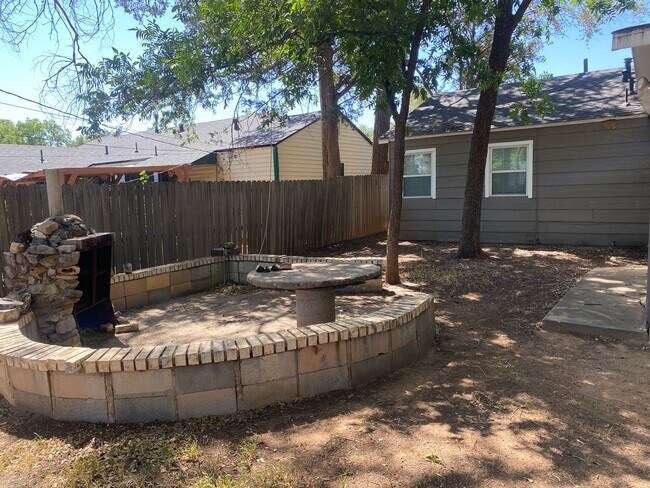 Building Photo - Pre-Leasing 3 bed 2 bath Move In Ready! Close to Texas Tech!!