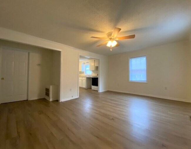 Building Photo - 1/2 MONTH OFF * 2-Bed 1 bath | 5 Minutes to Downtown)
