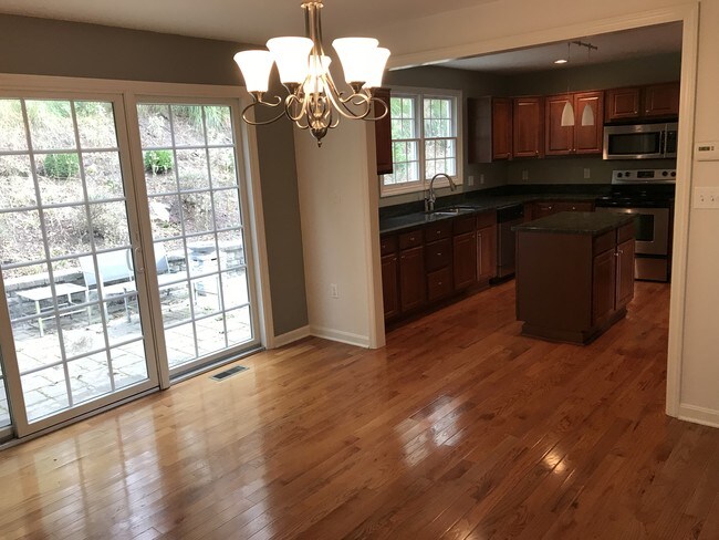 Building Photo - 541 Sweetbriar St