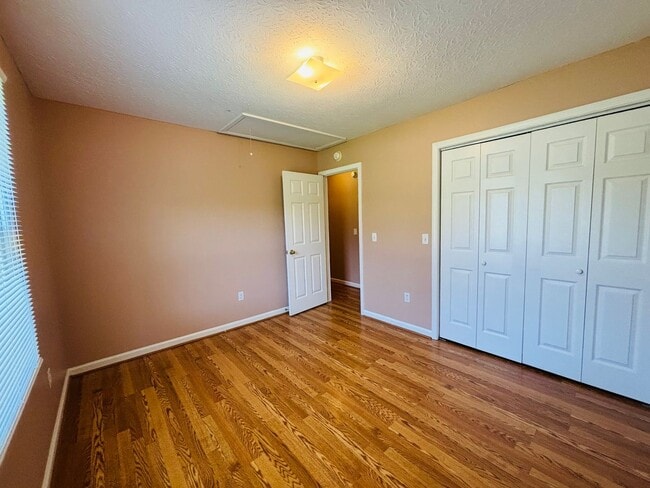 Building Photo - 1302 Sandy Cir