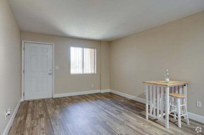 1BR, 1BA - 500SF - The Oaks