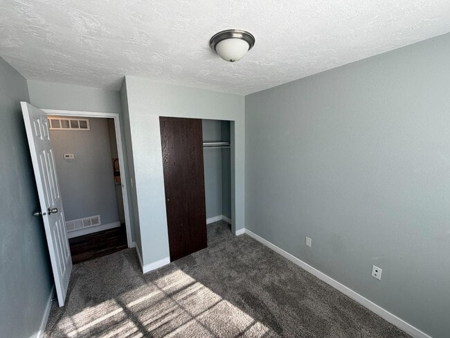 Building Photo - 65 E 600 S