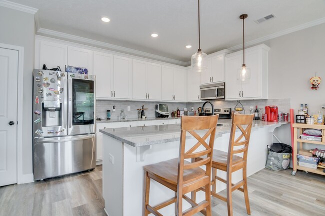 Building Photo - 4 Bedroom 2 Bathroom Two Story Home