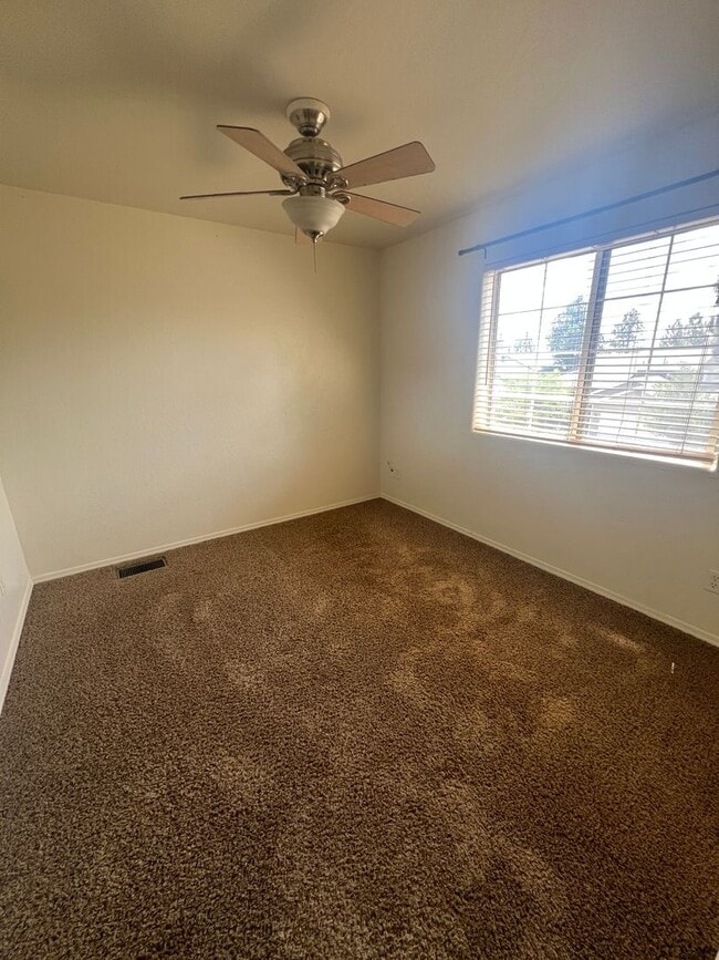 Building Photo - Close to Hospital Hill! 3 Bed/2 Bath Condo...