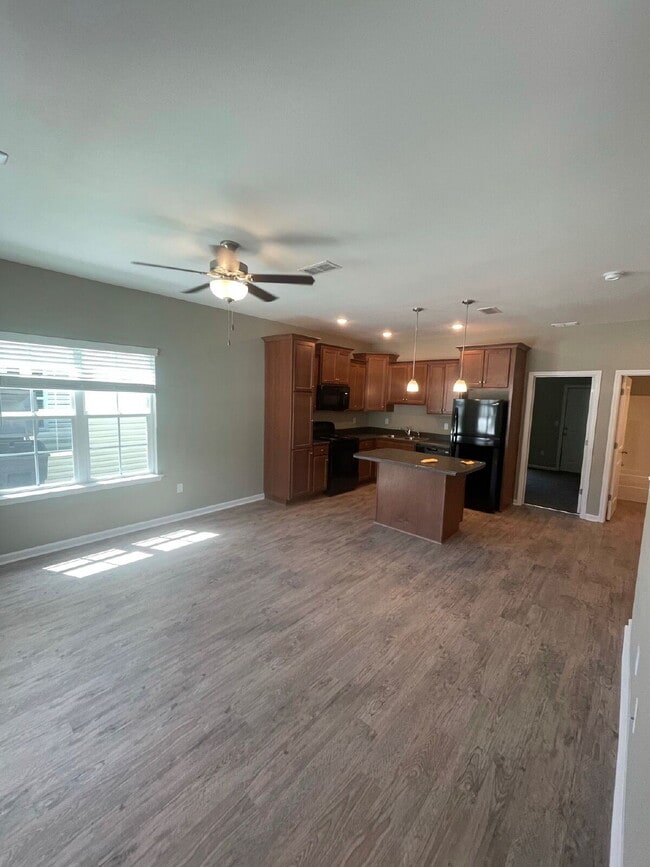 Building Photo - Newly constructed 3/3!