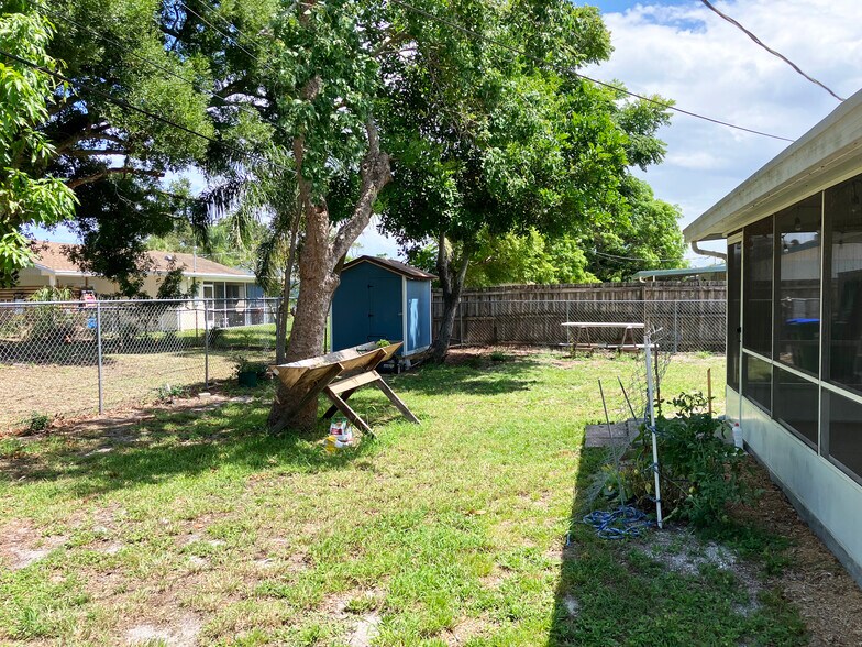 Building Photo - 913 Schumann Dr