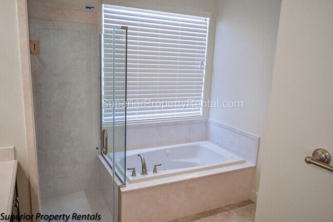 Building Photo - 4 bed, 2.5 bath home, 2 car garage with a large yard/ Pet friendly