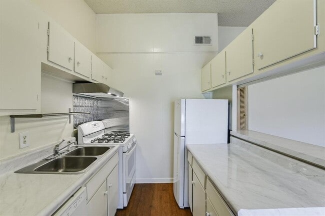 Building Photo - 612 W 51st St
