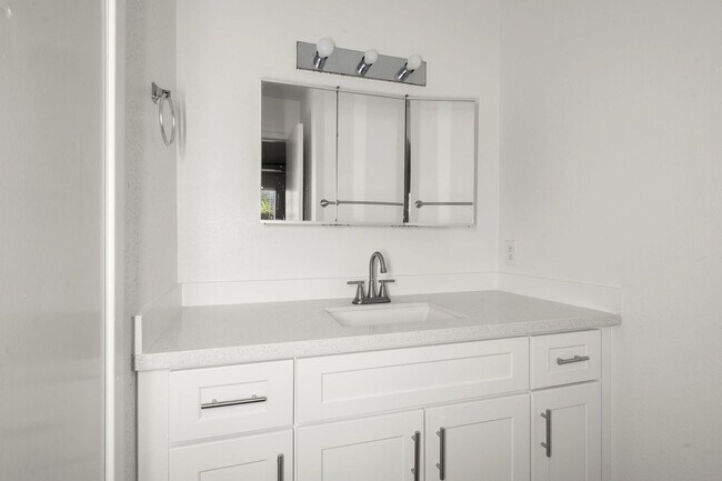 Building Photo - 9009 Richmond Ave.