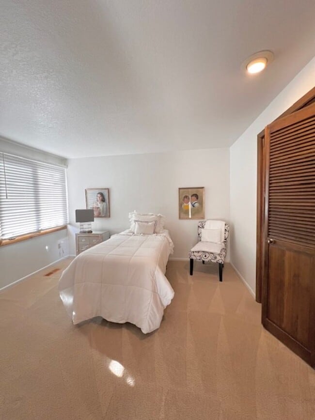 Building Photo - Furnished 4 Bed 3 Bath Patio Home with Stu...