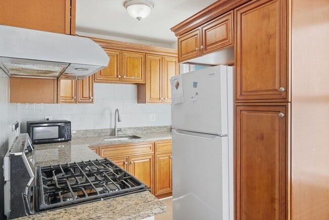 Primary Photo - 281 River St