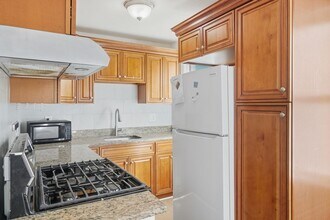 Building Photo - 281 River St