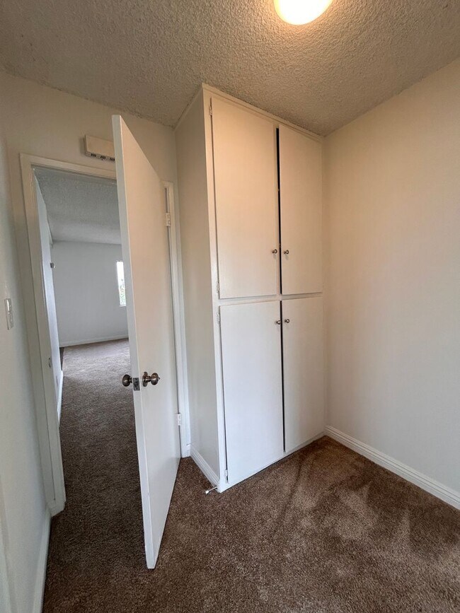 Building Photo - 220 W Hillcrest Blvd