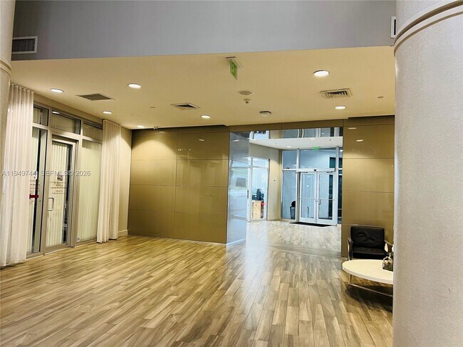 Building Photo - 1750 N Bayshore Dr