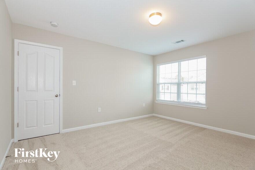 Building Photo - 1831 Eastway Dr