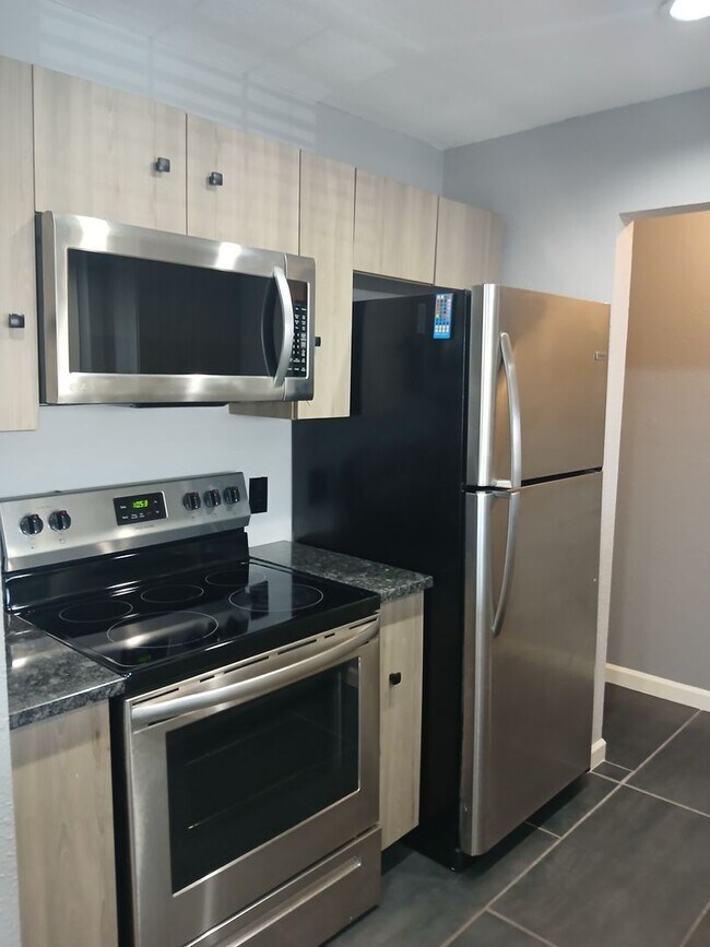 Building Photo - (50% OFF 1st MONTHS RENT) 2nd Floor Condo 1 Bedroom and 1 Bath