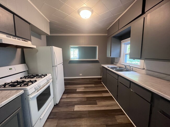 Building Photo - Three Bedroom Single Family Located Near D...