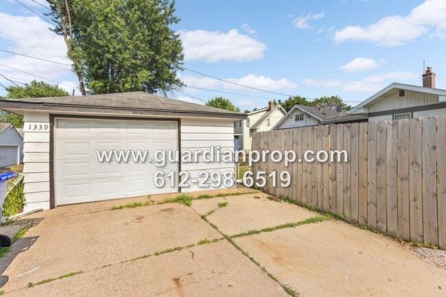 Building Photo - House Available August 1, HW Floors & Buil...