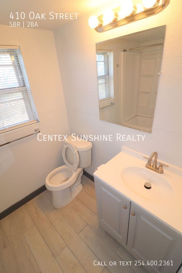 Building Photo - 410 Oak St