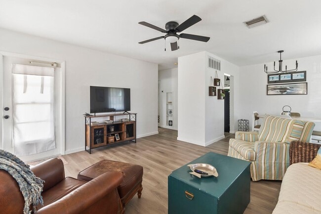 Building Photo - Furnished * AVAIL Now Through 11/1 * $1,69...