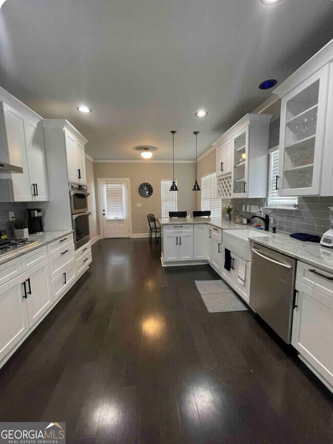 Building Photo - 2668 Memorial Dr SE