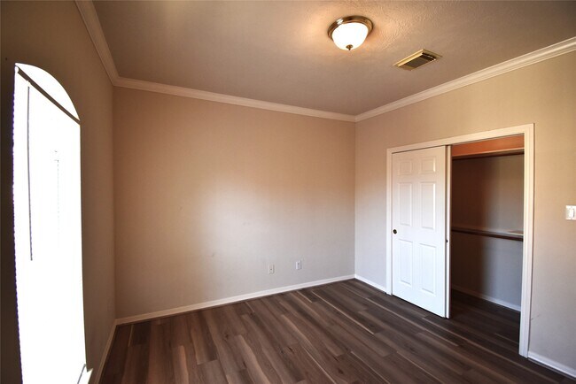 Building Photo - 2835 Briarhurst Park