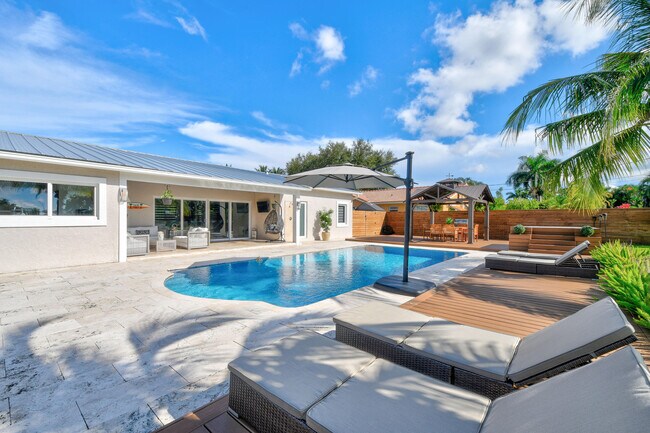 Building Photo - 7101 W Lake Dr