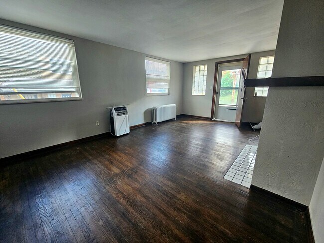 Building Photo - 1300 Kelton Ave