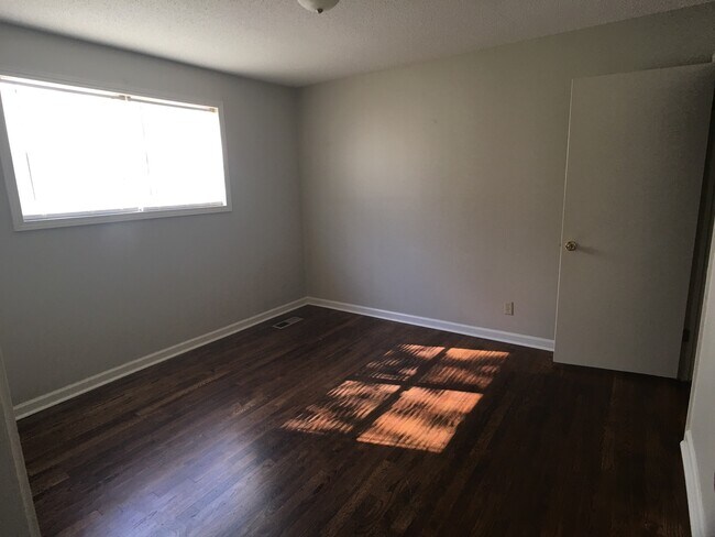 Building Photo - 2 Bedroom 2 Bath Off University Blvd