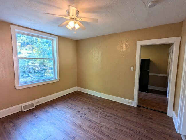 Building Photo - 2 Bedroom 1 Bathroom Single Family Home (P...