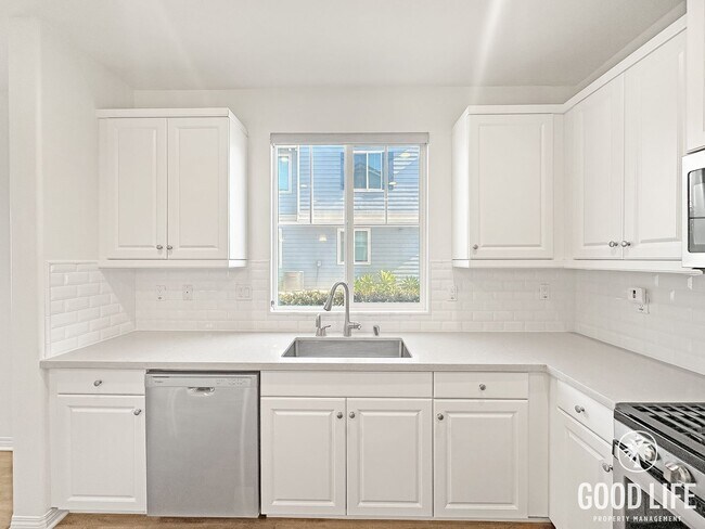 Building Photo - Beautiful 3B/2.5BA Townhouse in Imperial Beach with Loft, Private Patio & 2-Car Garage