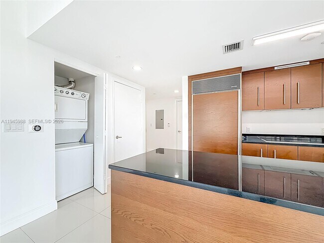 Building Photo - 475 Brickell Ave