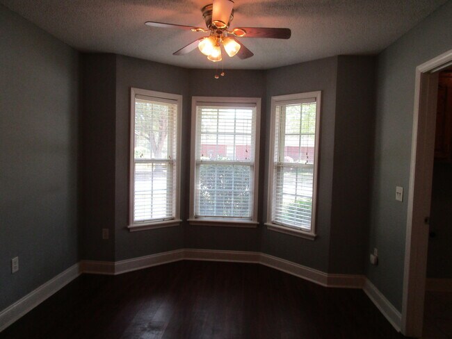 Building Photo - 601 Brushwood Dr