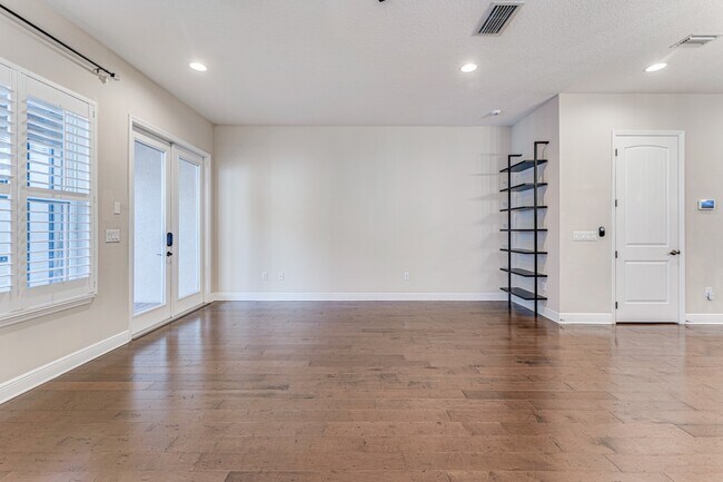 Building Photo - Stunning David weekly designed 3 BR+ OFFICE/ 2.5 BA / 2 Car executive townhouse in Hyde Park / So...