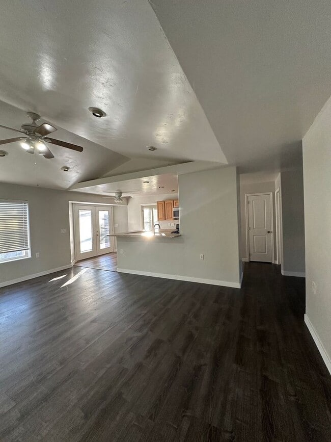 Building Photo - Charming home