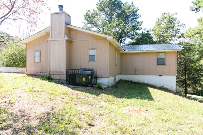 Building Photo - Charming Adamsville Home with Open Floor P...