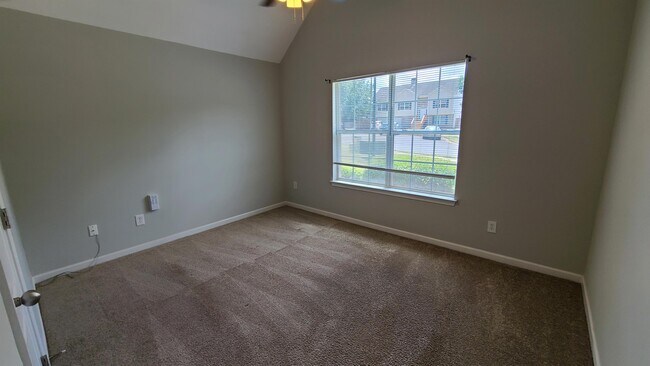 Building Photo - 1593 Queen Elizabeth Dr