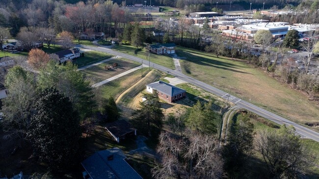 Building Photo - 313 Arrowood St SE