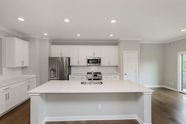 Building Photo - Gorgeous 3 Bedroom 2 Full/2 Half Bath Town...