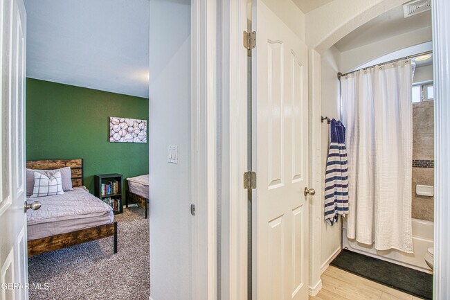 Building Photo - 7517 Red Cedar Dr