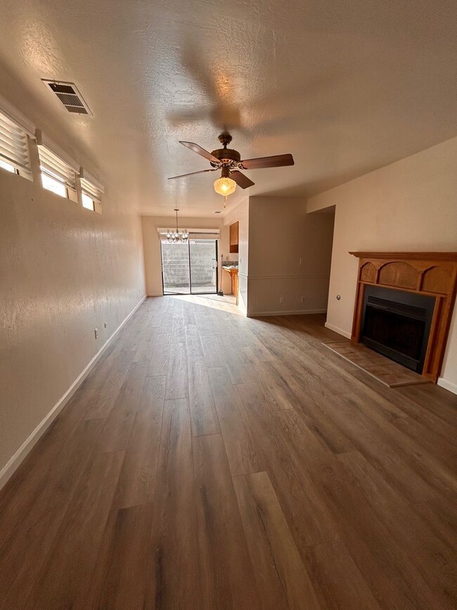 Building Photo - Cute Condo for Rent in Visalia!