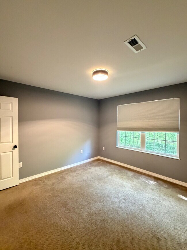 Building Photo - 1270 Skyview Dr
